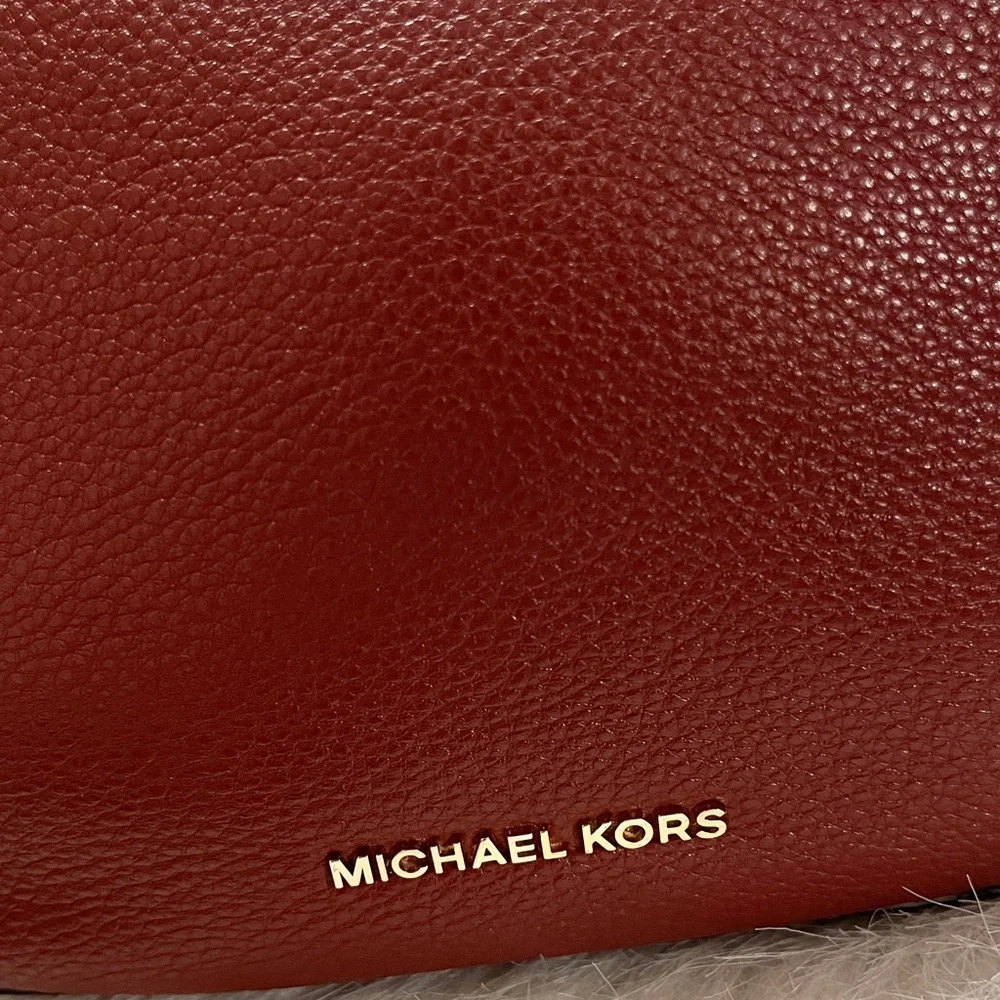 Michael Kors Raven Medium Leather Messenger Bag - Picture 5 of 13